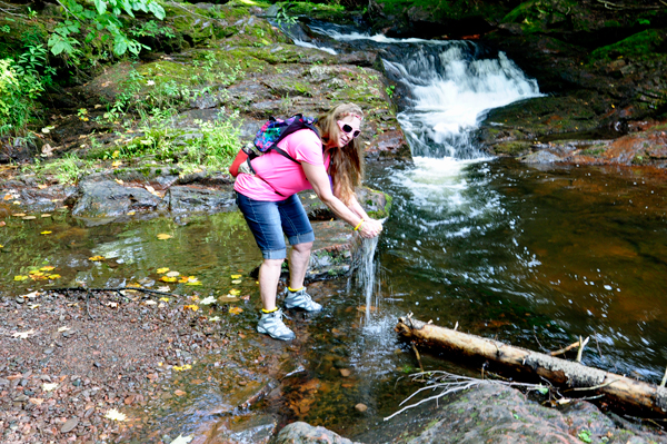 Karen dipped her rag into the cold water to refresh herself.